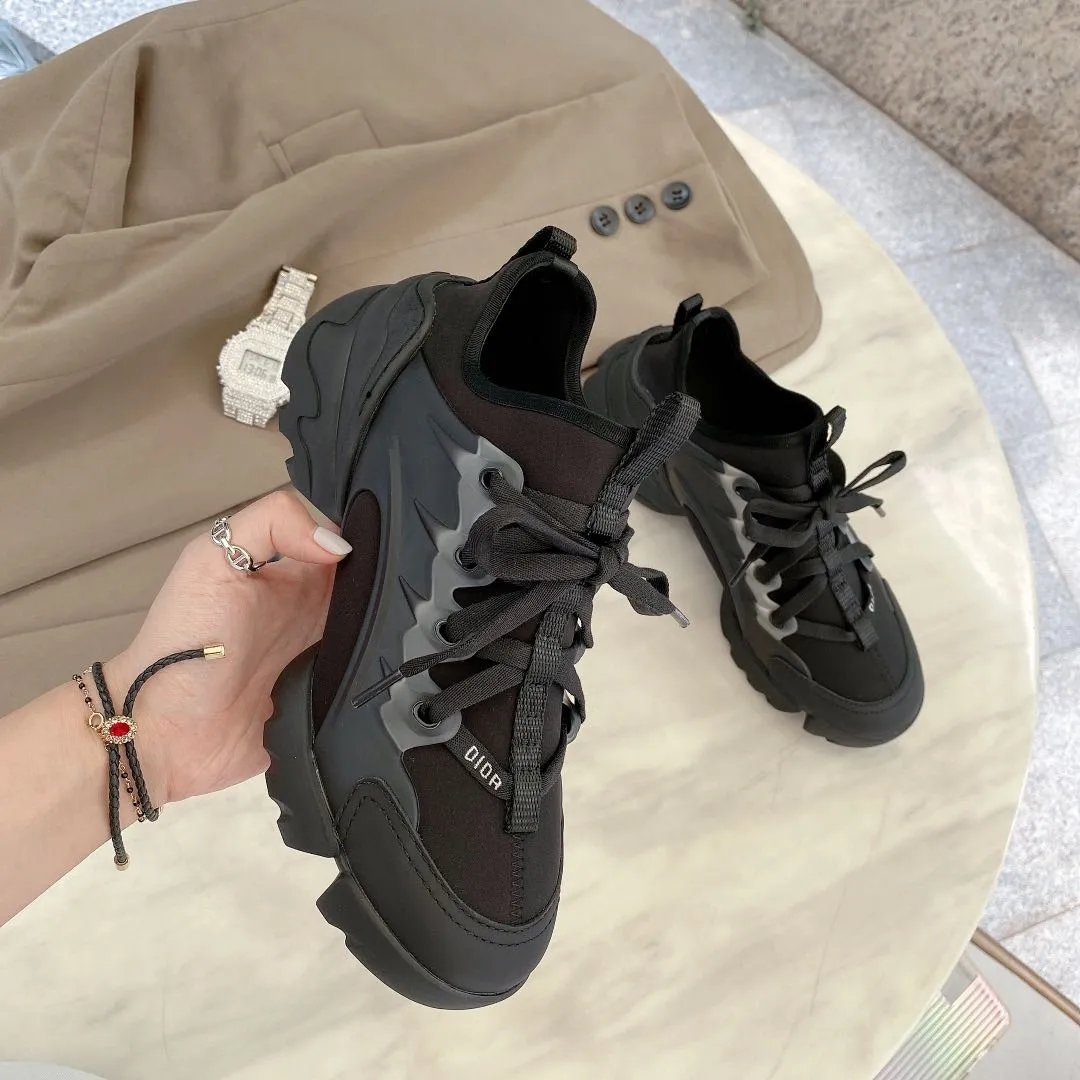 👟👟Ex-factory price 480👟👟 High-end version of the super popular Dior daddy shoes-Crusie “J’DIOR 2020ss spring model. A new product created at the first major show of Paris Fashion Week. “As long as you buy this noble and elegant, it will belong to you.” The new series is inspired by the chief designer of Dior, who cleverly combines the webbing on the dress with elegance on the perfect shoe shape. Super classic and good-looking The most perfect last shape of the original set. Customized original material: imported silk cowhide with soft original customized Lycra surface. The best fabric on the market. 1:1 molded original film combination. Perfect details. Size 35-41. In-kind comparison is welcome.